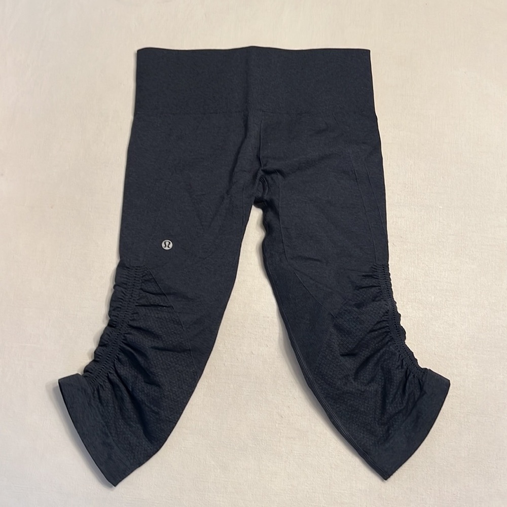 81. Lululemon In The Flow Crop Legging Navy - Picture 2 of 4